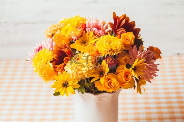 厨房里桌子上的花瓶里有鲜花。秋