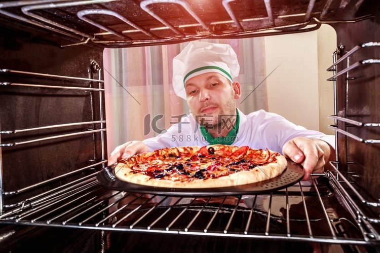 厨师在烤箱里准备比萨饼，从烤箱