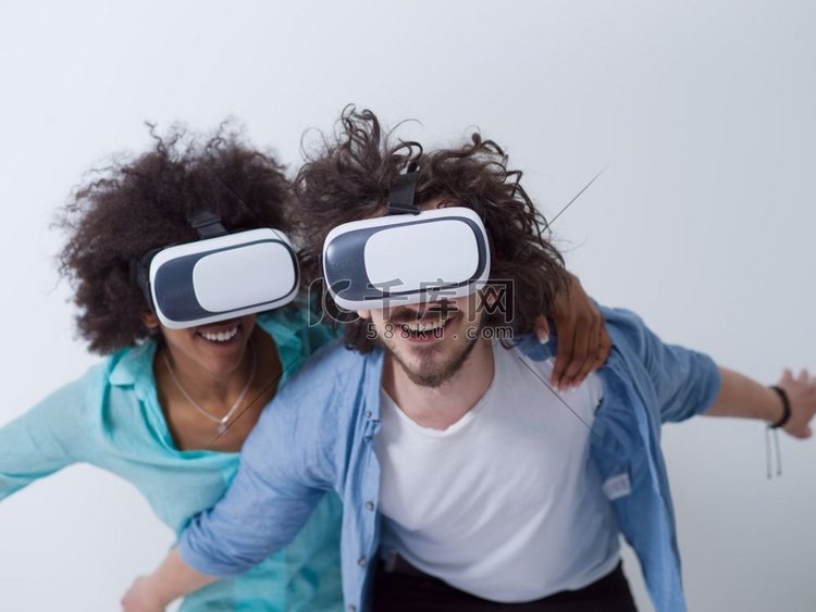 幸福的多民族夫妇使用虚拟现实的