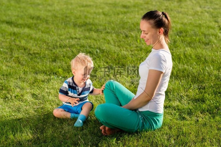 快乐的女人和孩子在草地上玩得很