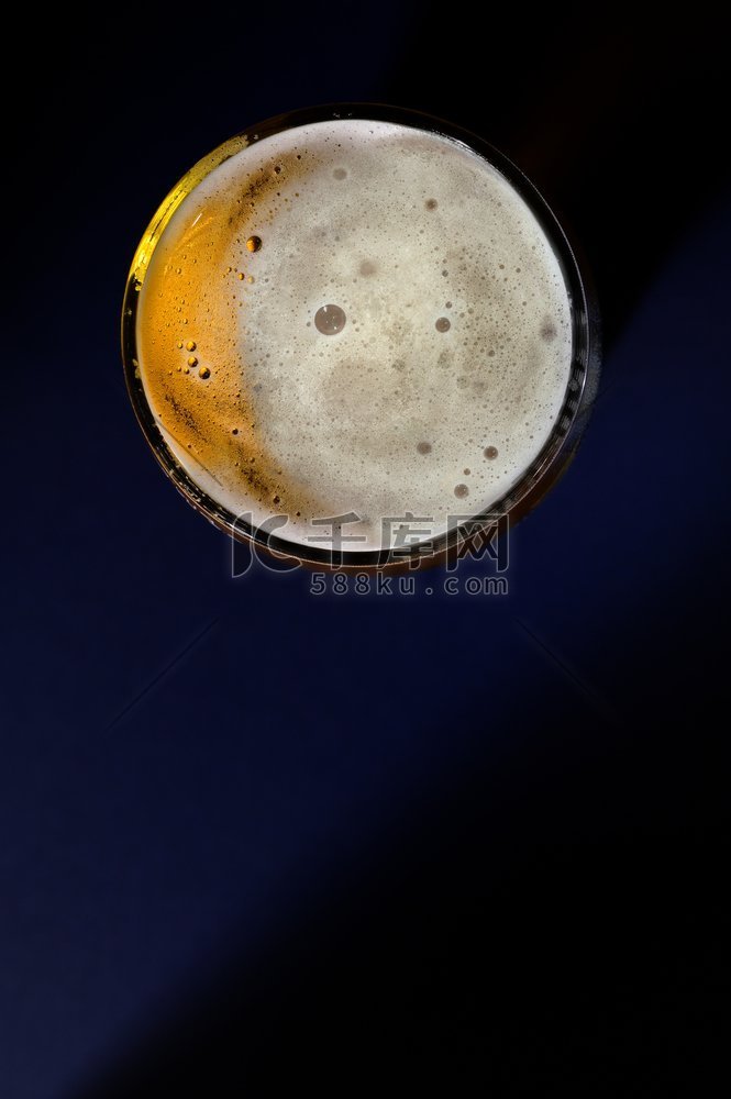 月亮的概念从品脱的啤酒在晚上