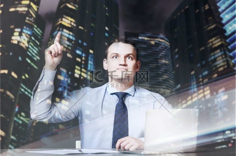 一个商人坐着，用笔记本电脑在他