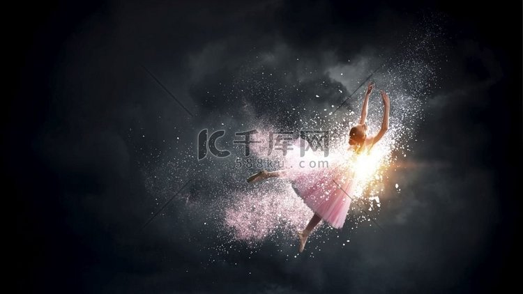 芭蕾舞女孩子在粉红色的裙子跳舞