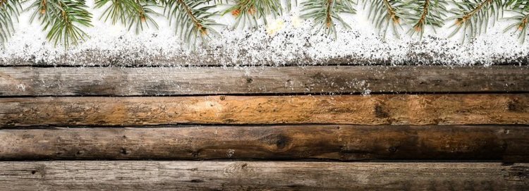 雪白的老式木桌。圣诞节或新年雪
