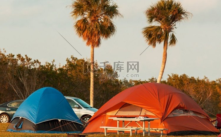 帐篷在露营在绿草甸，佛罗里达州