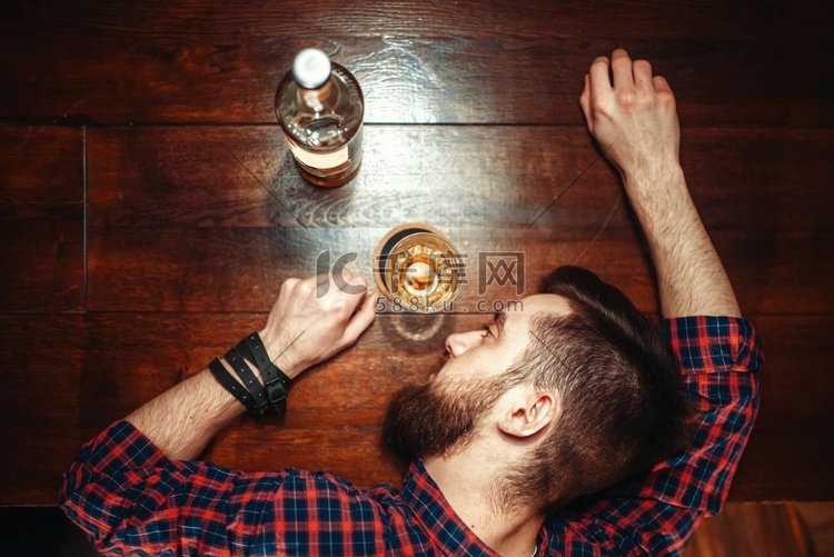 喝醉的男人睡在吧台，俯视，酗酒