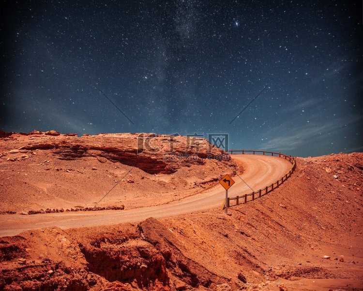 夜晚的道路在天空中的繁星下。