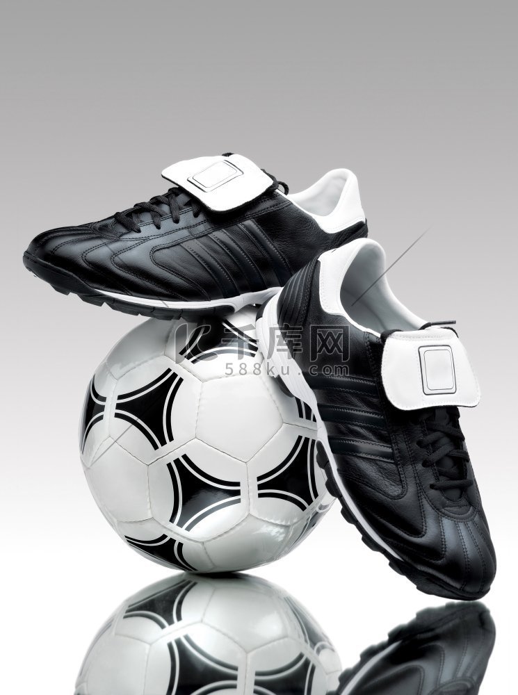 一双酷酷的足球靴，站在反光表面