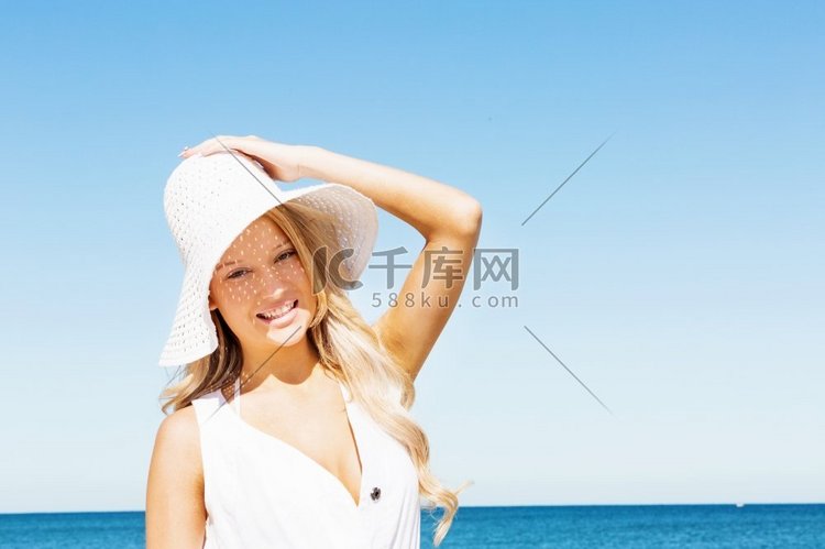在海滩上放松的年轻女子。年轻漂