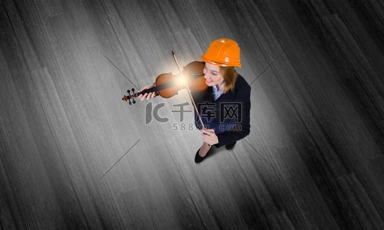 工程师拉小提琴。女商人头戴头盔