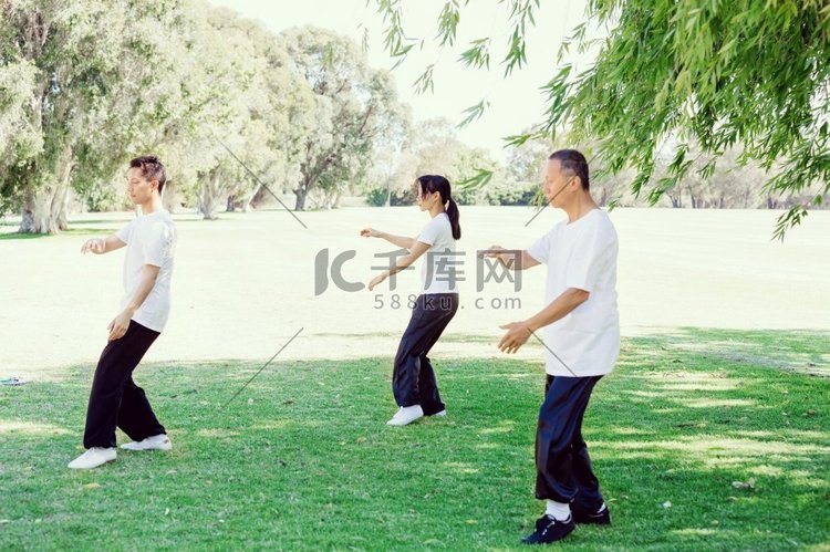 人们在公园练习太极拳。夏天在公