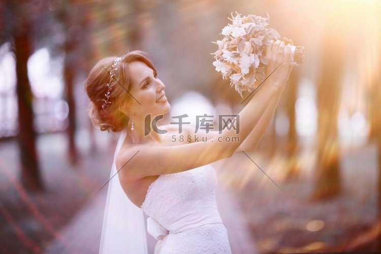 新娘与一束鲜花在一个白色的礼服