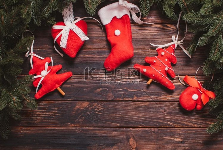 红色毛毡玩具，用于圣诞树或墙壁