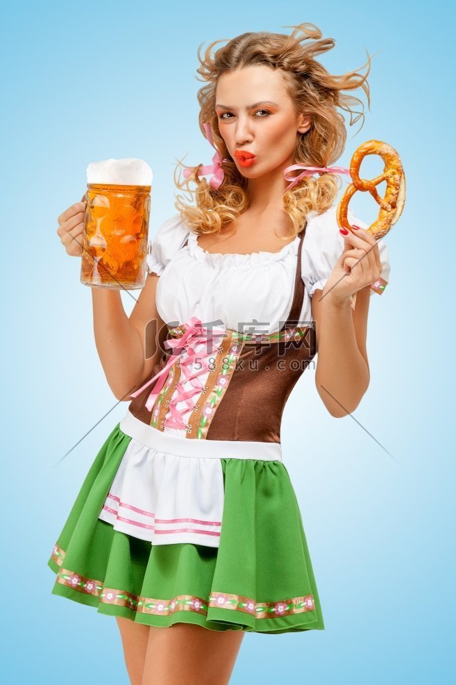 年轻性感的啤酒节女士穿着传统的