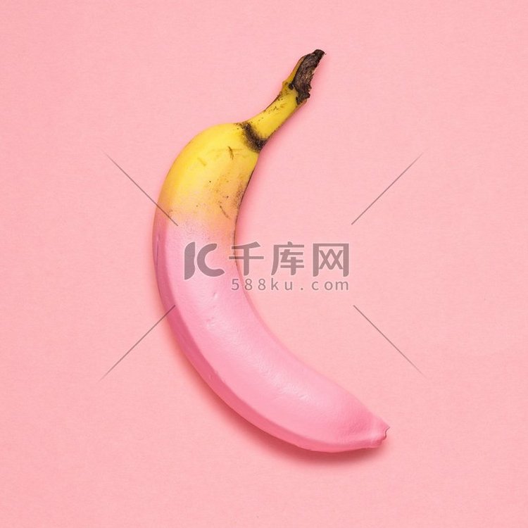 一张粉色背景上画的香蕉的创意照
