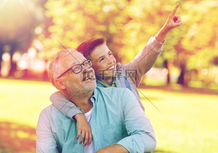 祖父，孙子，夏日，拥抱