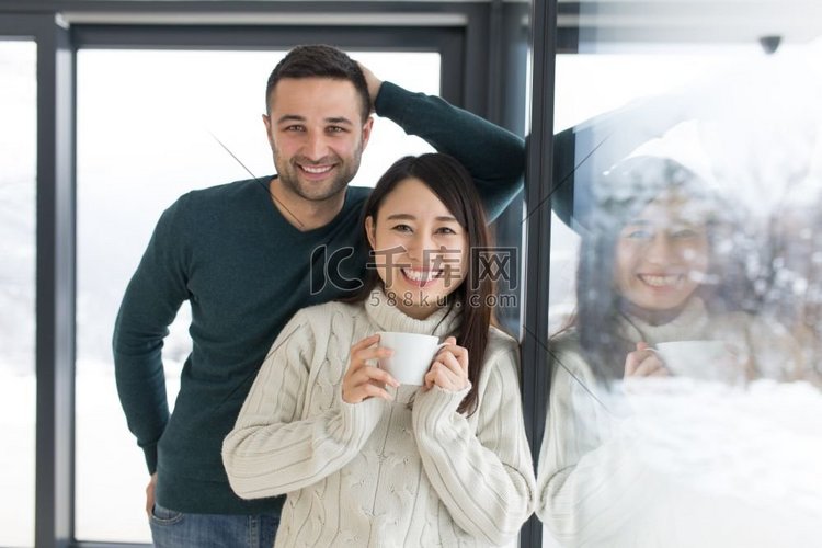 在寒冷的冬日，幸福的年轻多民族