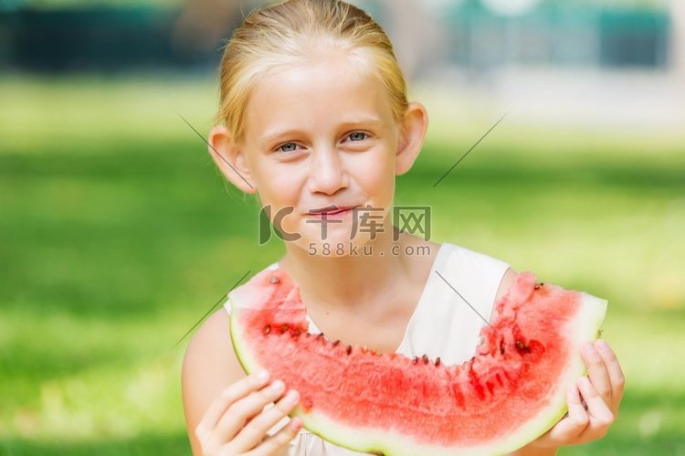 吃西瓜的女孩。公园里的可爱女孩