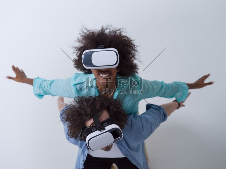 幸福的多民族夫妇使用虚拟现实的