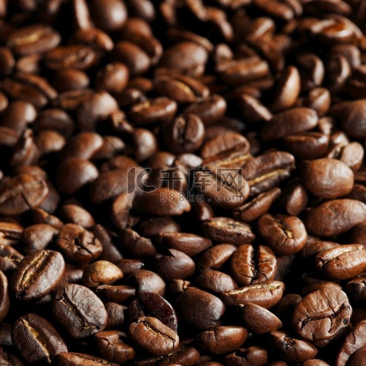 新鲜烘焙咖啡豆关闭背景。咖啡豆