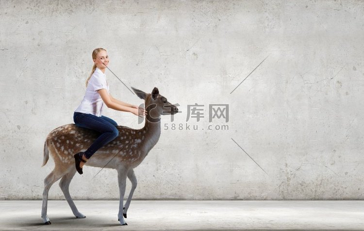 年轻漂亮无畏的女人骑着鹿的动物