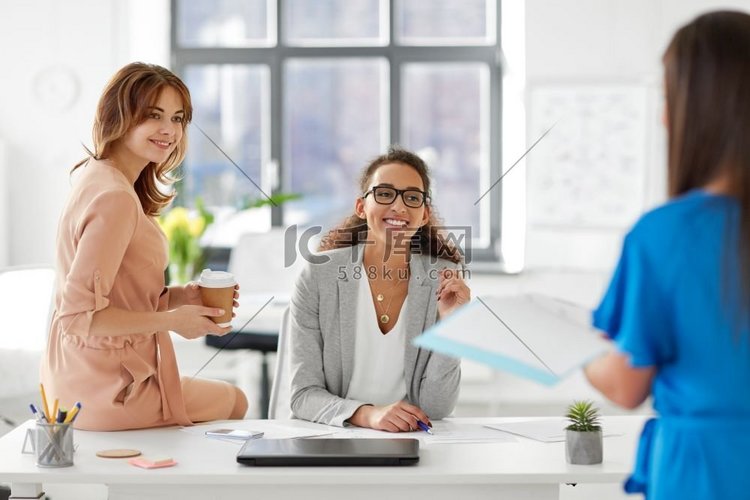 商业和人员概念—女商人在办公室