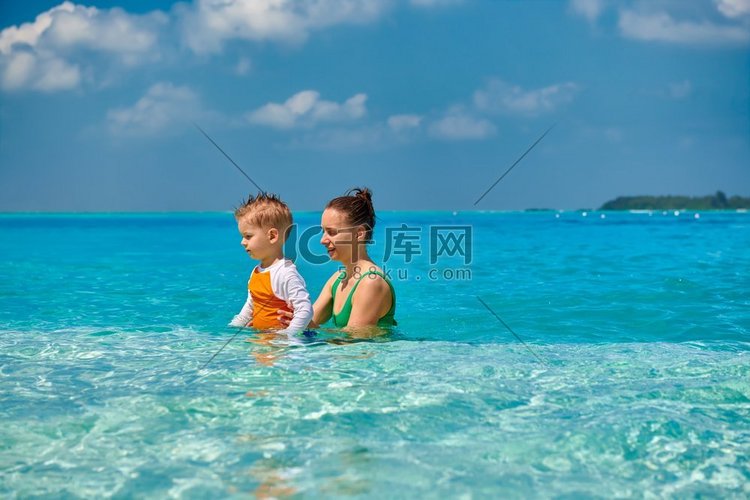 三岁的蹒跚学步的男孩在海滩上与