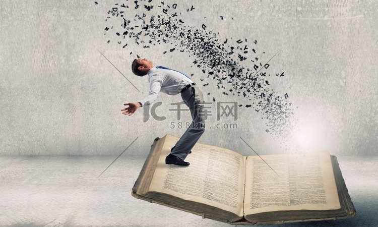 年轻人弯腰躲避从书中飞出的字符