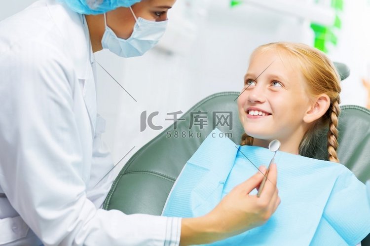 牙齿检查可爱的微笑的女孩在牙医