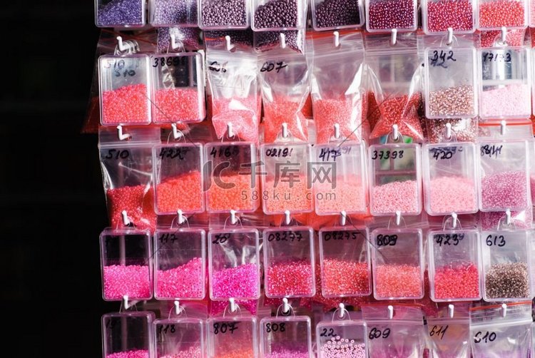 彩色玻璃珠在工艺品店珠制品塑料