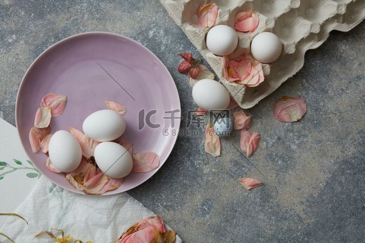 粉红色盘子鸡蛋和纸托盘与干燥花