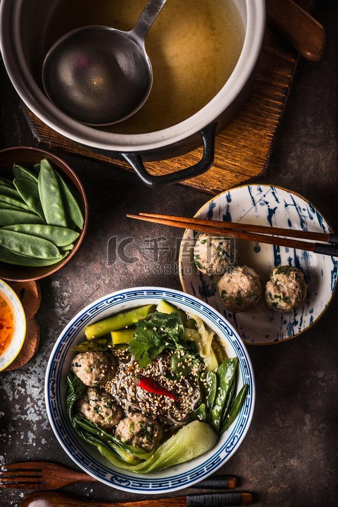 亚洲肉丸面条汤在碗里有筷子在黑