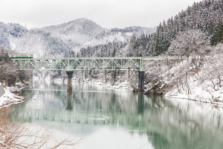 冬日风景雪在桥上的训练