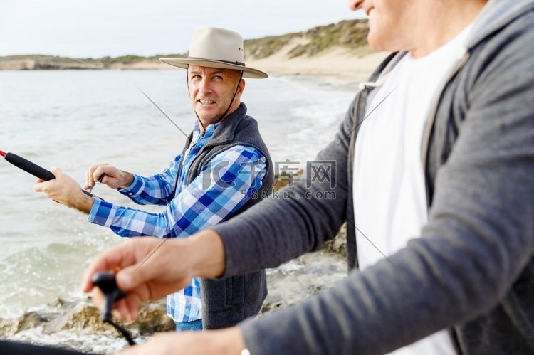 渔夫的照片。渔民用钓竿捕鱼的图
