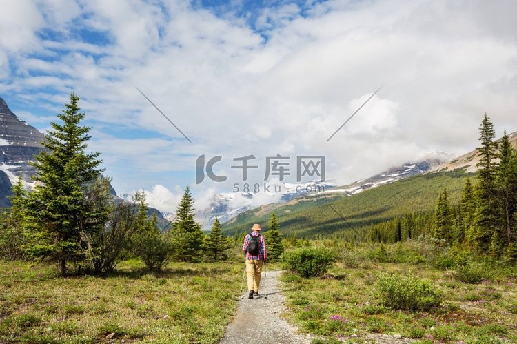 徒步旅行者在加拿大山区。徒步旅