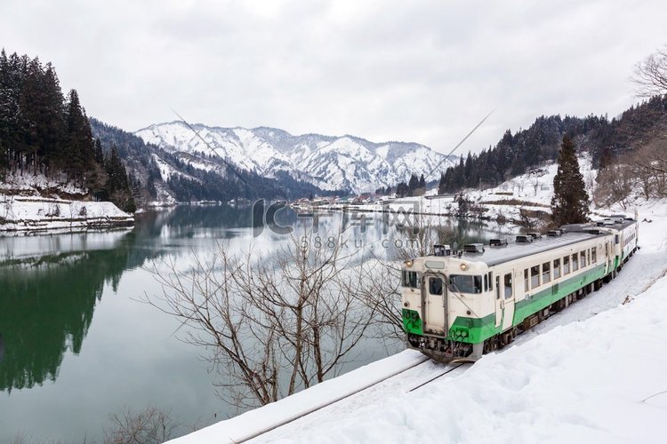 冬日风景雪在桥上的训练