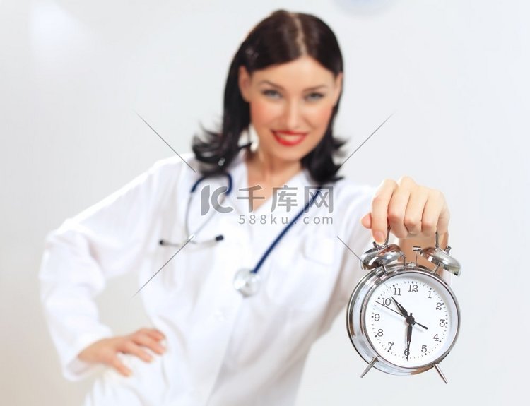 带着钟表的年轻女医生。幸福成功