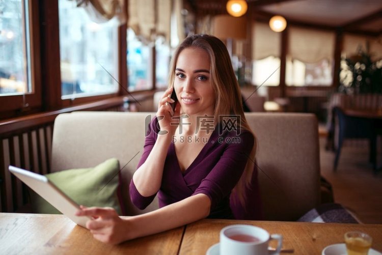 女商人在咖啡馆工作使用互联网技