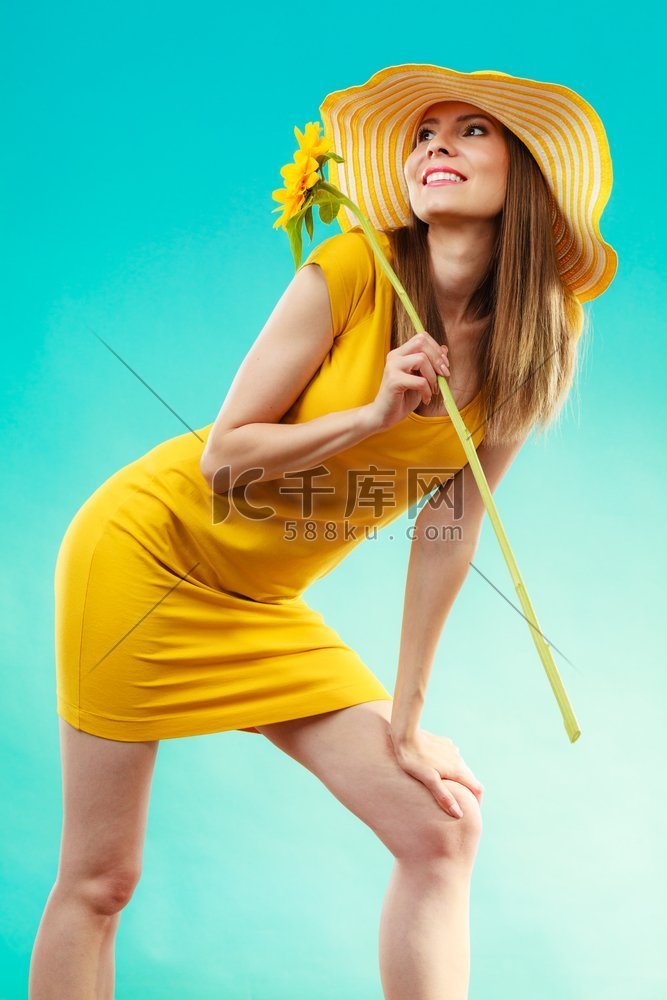 有吸引力的夏天妇女穿着黄色衣服