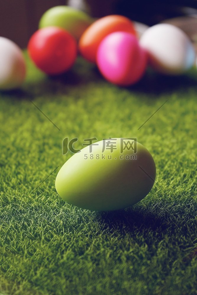 绿色复活节彩蛋覆盖在绿色草地上