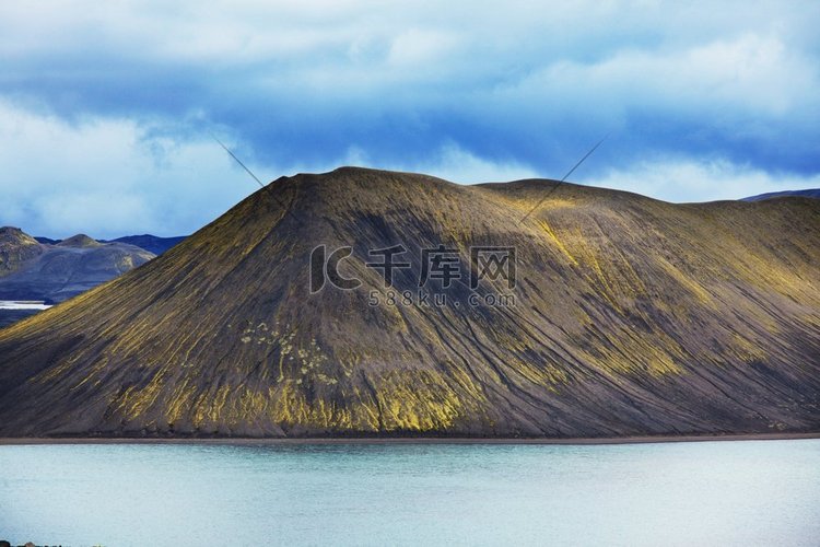 冰岛阿斯卡火山附近的地热火山口