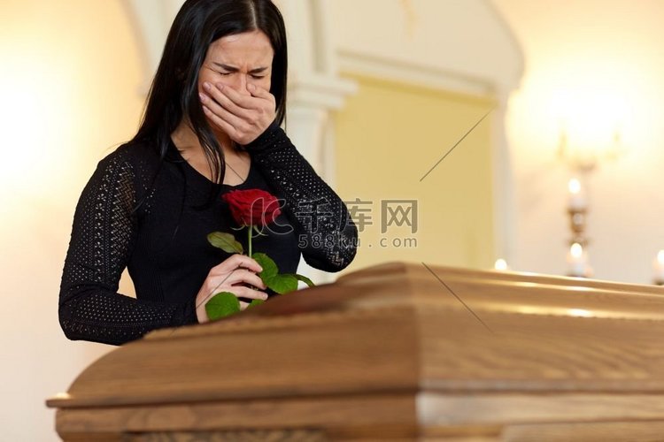 棺材、鲜花、教堂、哀悼