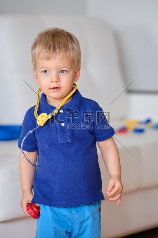 2岁男孩玩医生与听诊器