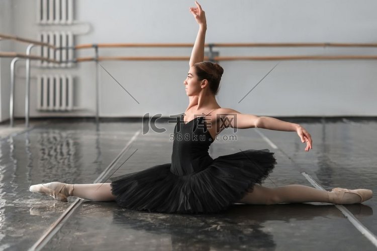 芭蕾舞女演员在课堂上摆姿势排练