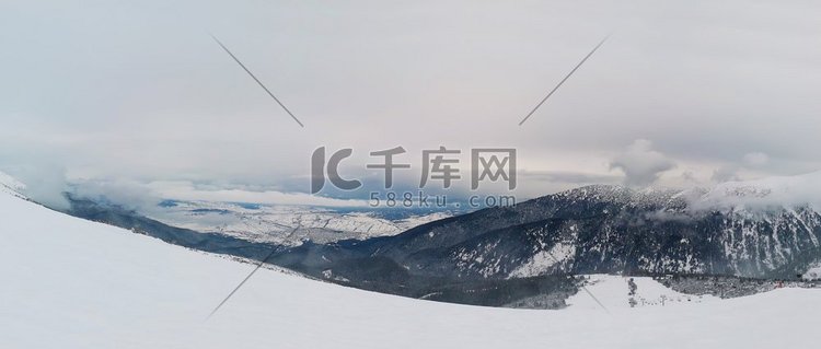 美丽的景色从皮林山的顶部，下雪