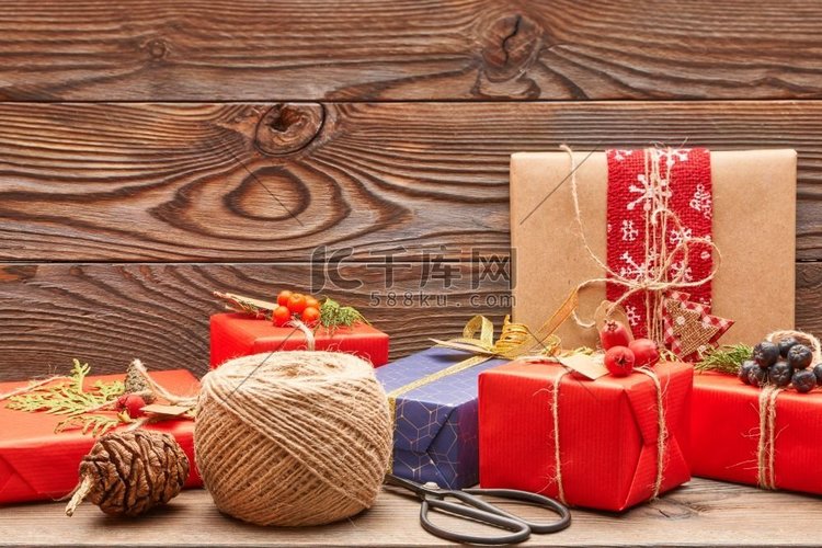 创造性地包装和装饰圣诞礼物，在