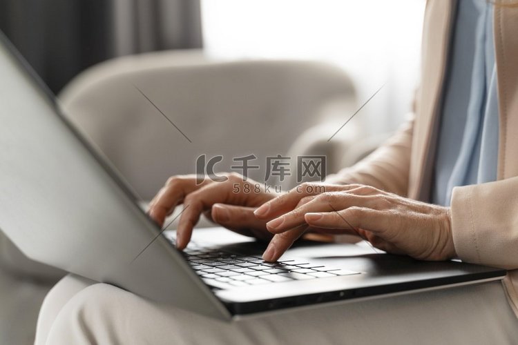 近距离女性治疗师使用笔记本电脑