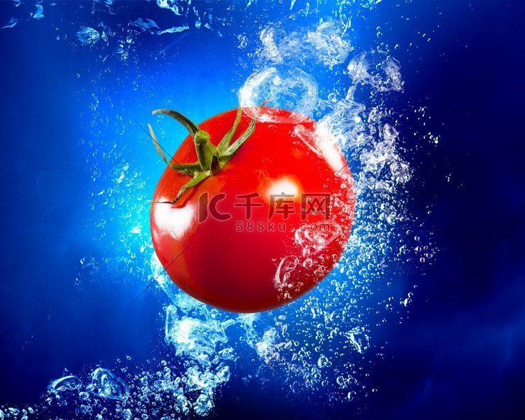 新鲜富含维他命的西红柿。成熟的