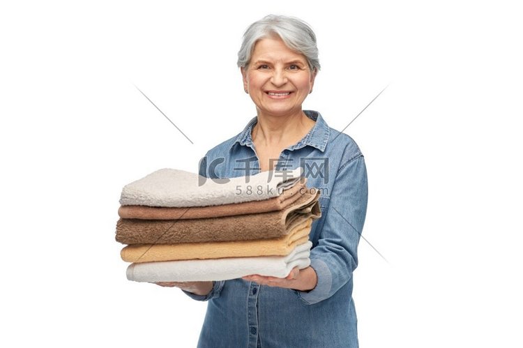 老年人，洗衣服，洗毛巾，洗衣服