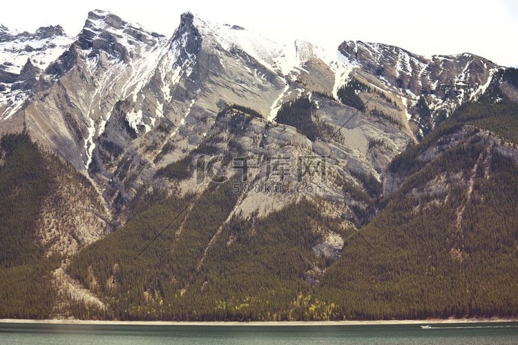 加拿大落基山脉夏季风景如画的山